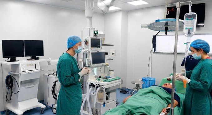 Dr. Tuan performs a liposuction procedure in a hospital operating room. The volume removed must be considered alongside the patients health, body size, number of areas treated, and overall surgical safety. Photo courtesy of Dr. Tuan