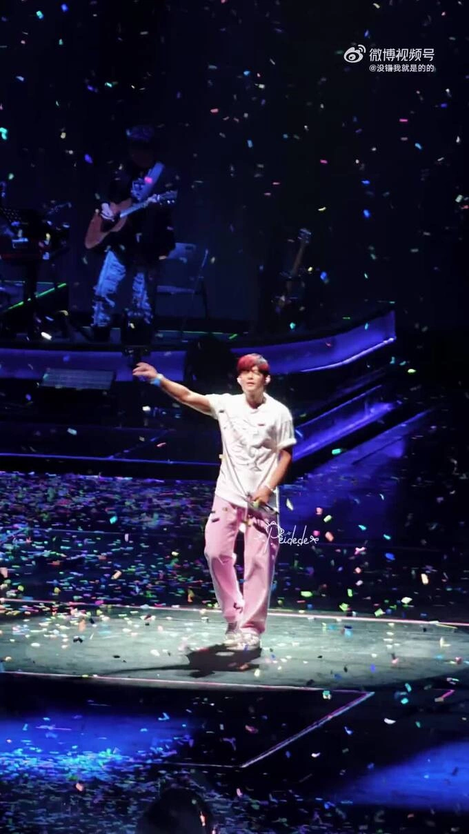 Jay Chou sings "Wait for me to finish school"