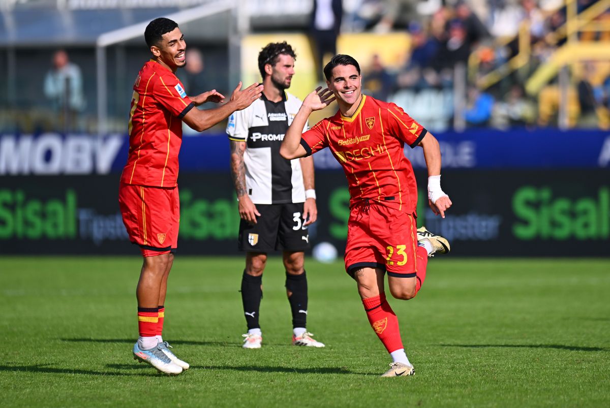 PARMA, ITALY - Riccardo Sottil of Lecce celebrates scoring his team's first goal during the Serie A match between Parma Calcio 1913 and US Lecce at Stadio Ennio Tardini on October 04, 2025 in Parma, Italy. (Photo by Alessandro Sabattini/Getty Images)