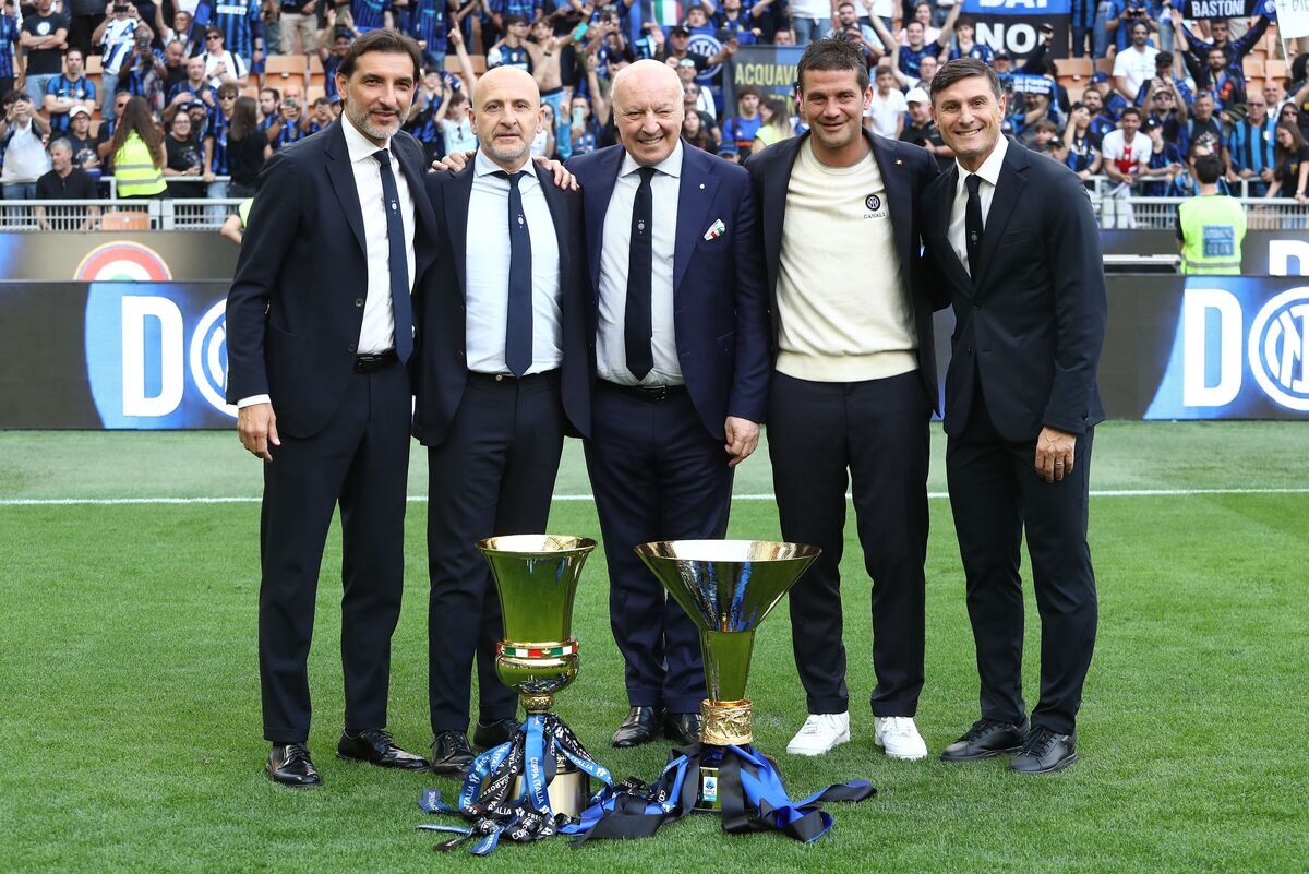MILAN, ITALY - MAY 17: (LR) FC Internazionale vice Sportif director Dario Baccin, FC Internazionale Sportif director Piero Ausilio, FC Internazionale President Giuseppe Marotta, FC Internazionale coach Cristian Chivu and FC Internazionale Vice President Javier Zanetti pose for a photo with the Coppa Campioni d'Italia and Coppa Italia trophies following the Serie A match between FC Internazionale and Hellas Verona FC at Giuseppe Meazza Stadium on May 17, 2026 in Milan, Italy. (Photo by Marco Luzzani/Getty Images)