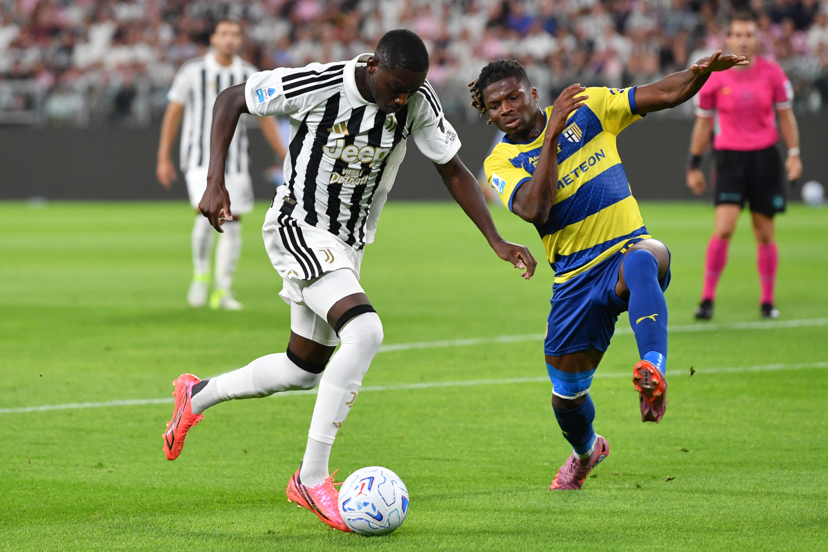 TURIN, ITALY - AUGUST 29: Randal Kolo Muani of Juventus runs with the ball under pressure from El Bilal Toure of Parma during the Serie A match between Juventus and Parma Calcio at Allianz Stadium on August 29, 2026 in Turin, Italy. (Photo by Valerio Pennicino/Getty Images)