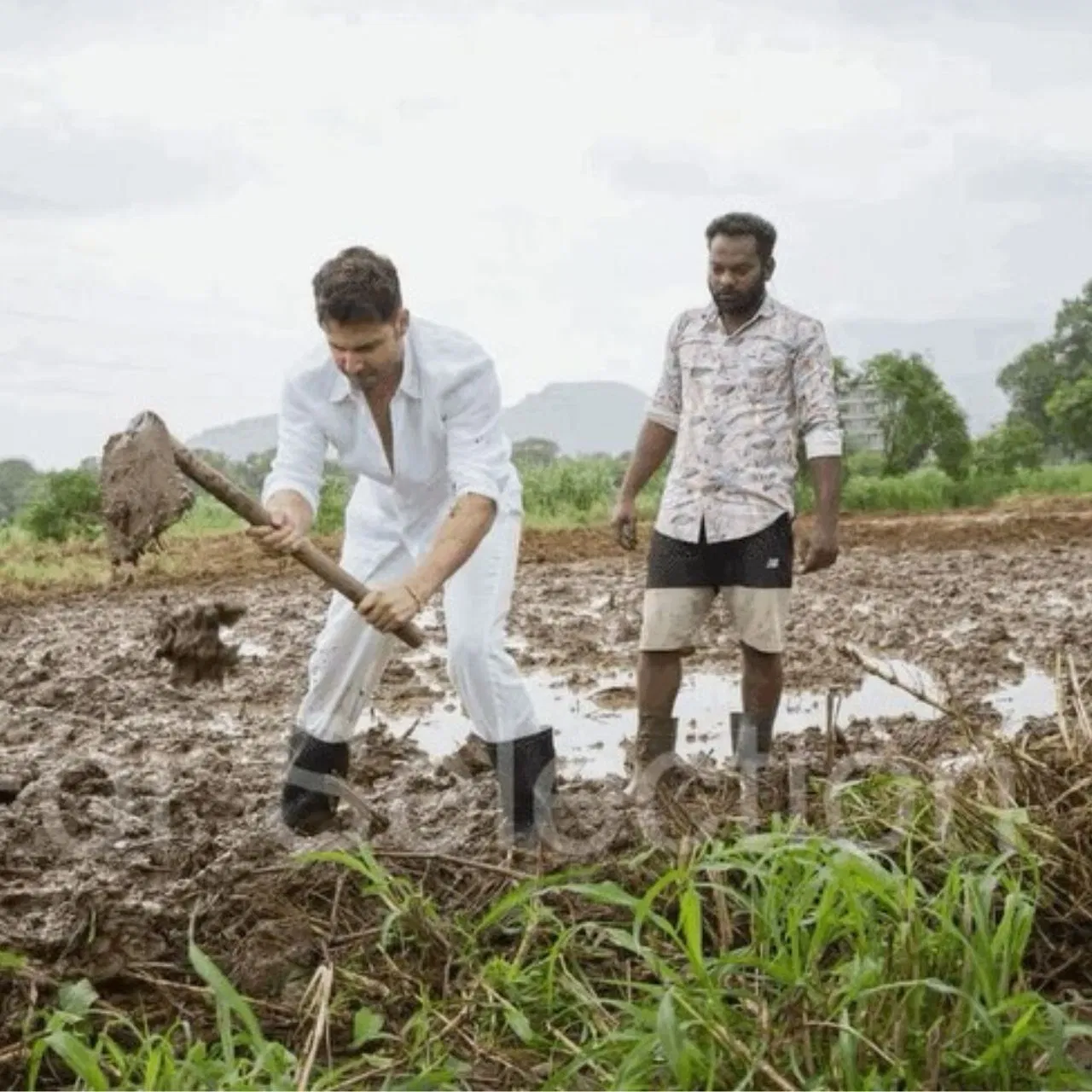 Seeing this special style and look of the actor in the pictures, a fan wrote in the comment "A handsome farmer appeared." Another wrote, "The farming witch will chill." Fans made many such wonderful and funny comments. 