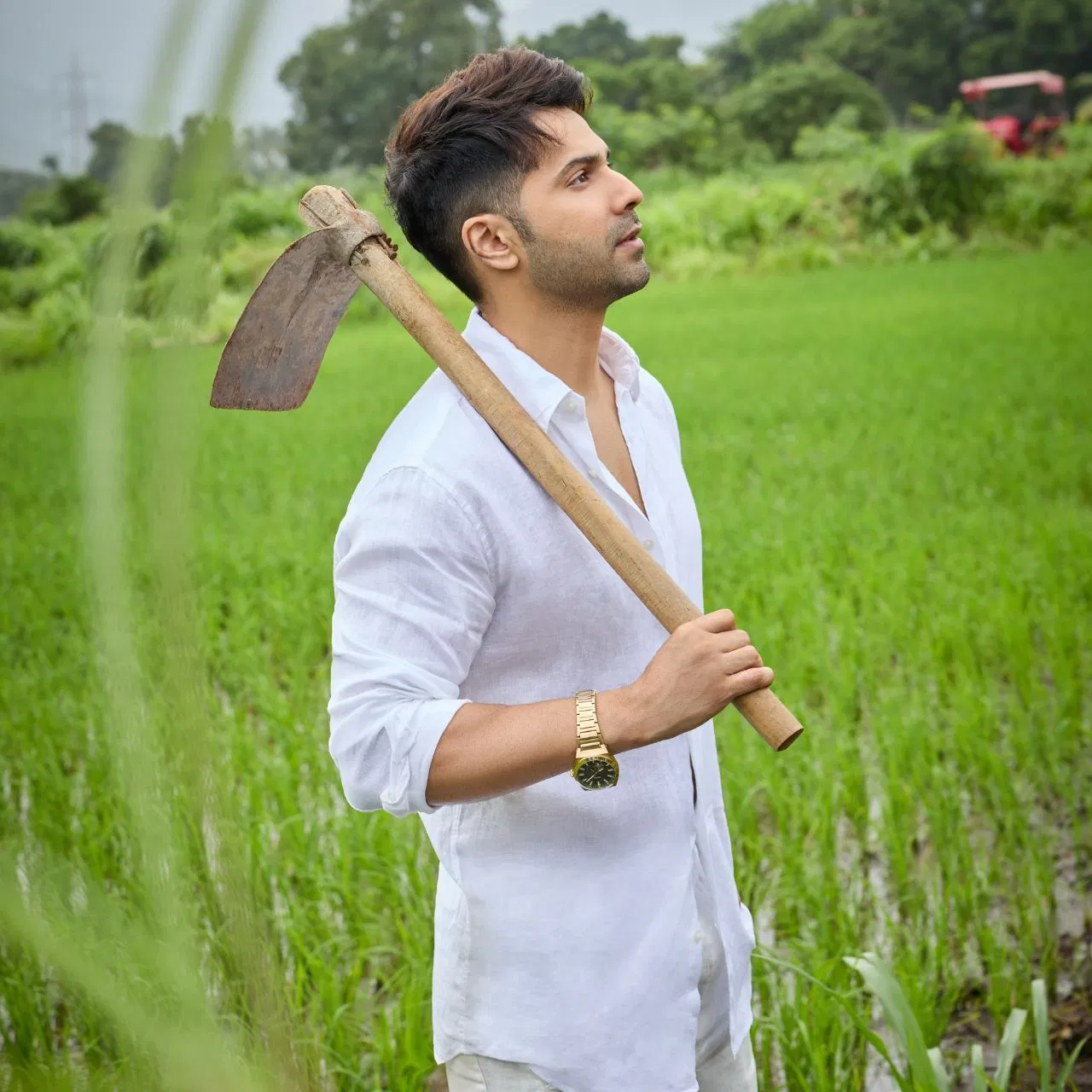Has Varun Dhawan left acting and started farming? Bollywood star Varun Dhawan is seen in a new style these days, away from the glamor of films and the hustle and bustle of Mumbai. Today the actor has shared some pictures while farming on his official Instagram account, in which he looks very relaxed and happy.