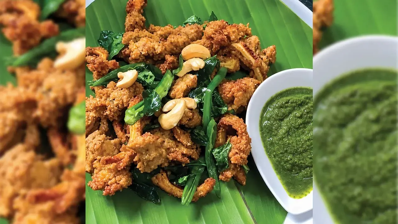 Crispy fried chicken pakora garnished with cashew nuts and curry leaves served with spicy green mint chutney.