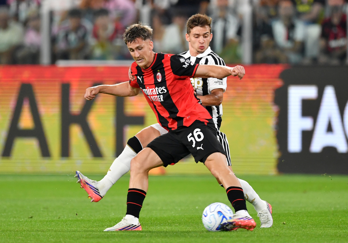 TURIN, ITALY - SEPTEMBER 06: Alexis Saelemaekers of Milan is challenged by Francisco Conceicao of Juventus during the Serie A match between Juventus and AC Milan at Allianz Stadium on September 06, 2026 in Turin, Italy. (Photo by Valerio Pennicino/Getty Images)