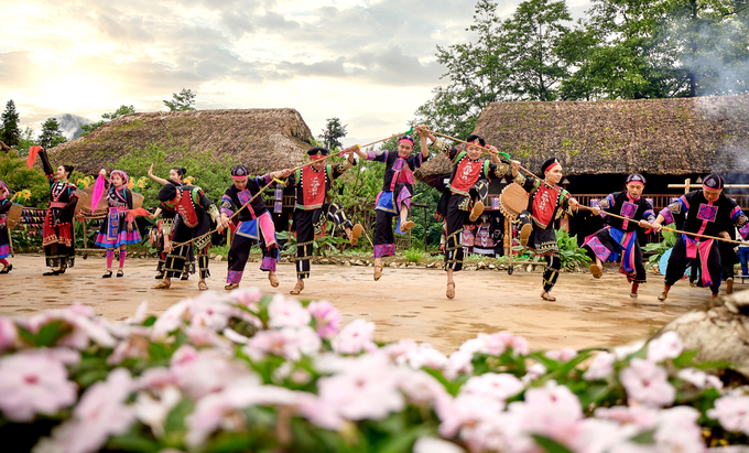 Visitors can explore the cultures of ethnic communities in Vietnams northwest at Ban May Village near the cable car station. Photo courtesy of Sun Group