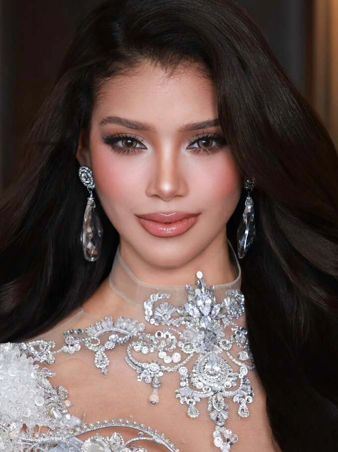 New Miss World in the first set of photos after the coronation. Photo: Quan Nguyen