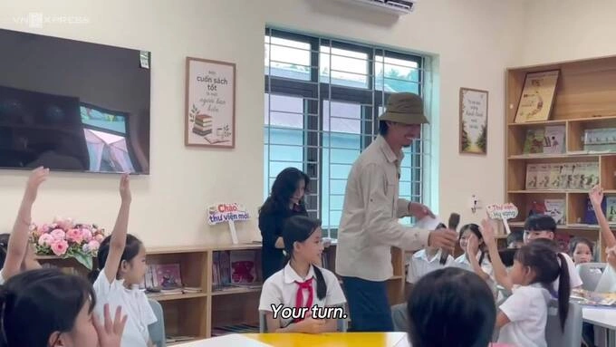 Rapper joins handover of Hope Library in Vietnam's mountainous school