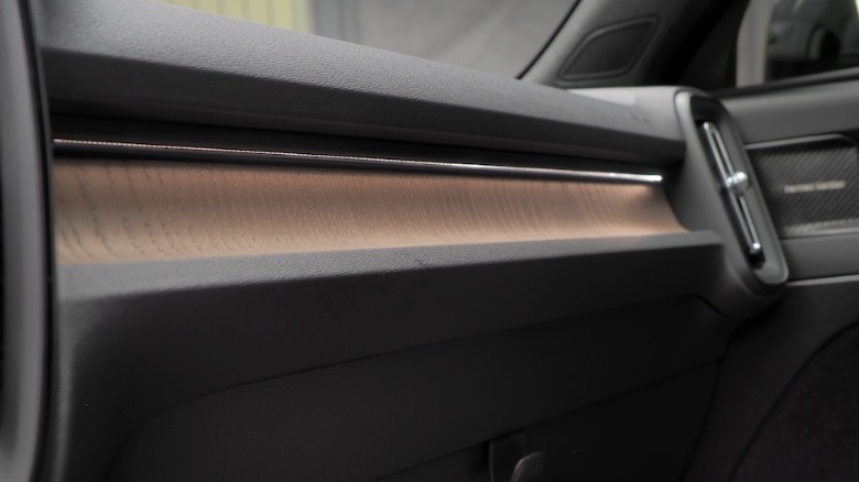 XC40 dashboard trim and ambient lighting