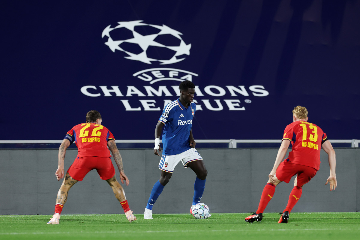 COMO, ITALY - SEPTEMBER 10: Assane Diao of Como 1907 runs with the ball under pressure from David Raum and Nicolas Seiwald of RB Leipzig during the UEFA Champions League 2026/27 League Phase MD1 match between Como 1907 and RB Leipzig at Giuseppe Sinigaglia Stadium on September 10, 2026 in Como, Italy. (Photo by Claudio Villa/Getty Images)