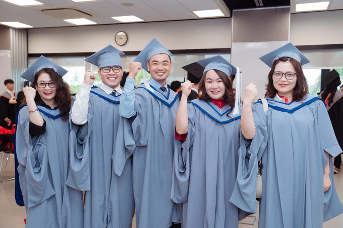 Nguyen Xuan Hop (C) with his MBA classmates. Photo courtesy of BUV
