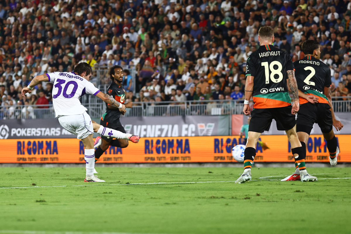 VENICE, ITALY - SEPTEMBER 11: Franco Mastantuono of ACF Fiorentina scores his team's second goal during the Serie A match between Venezia FC and ACF Fiorentina at Stadio Pier Luigi Penzo on September 11, 2026 in Venice, Italy. (Photo by Maurizio Lagana/Getty Images)