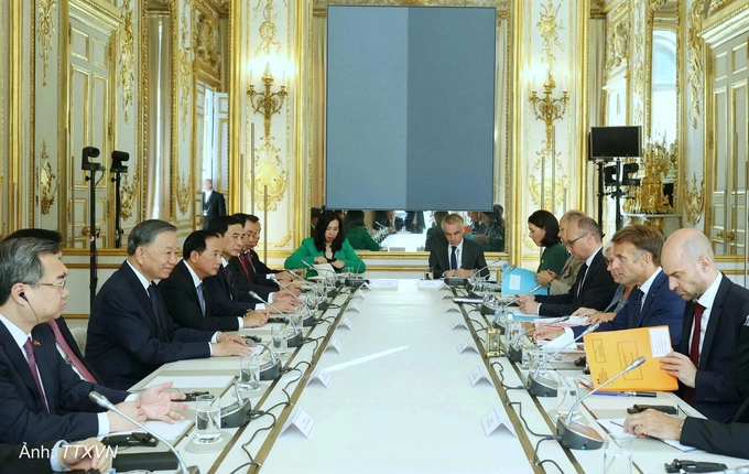 The Vietnamese and French delegations at the talk in Paris. Photo by VNA
