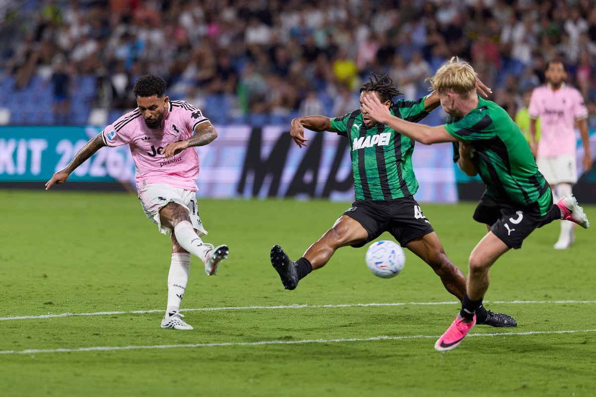 REGGIO NELL'EMILIA, ITALY - SEPTEMBER 13: Douglas Luiz of Juventus in action during the Serie A match between US Sassuolo and Juventus at Mapei Stadium - Citta' del Tricolore on September 13, 2026 in Reggio nell'Emilia, Italy. (Photo by Emmanuele Ciancaglini/Getty Images)