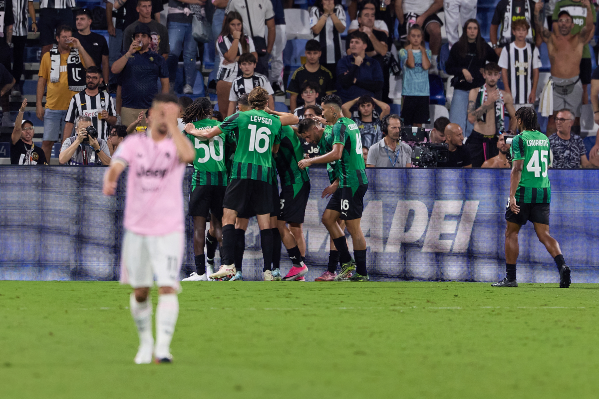 REGGIO NELL'EMILIA, ITALY - SEPTEMBER 13: Sebastiano Esposito of US Sassuolo celebrates after scoring his team's first goal during the Serie A match between US Sassuolo and Juventus at Mapei Stadium - Citta' del Tricolore on September 13, 2026 in Reggio nell'Emilia, Italy. (Photo by Emmanuele Ciancaglini/Getty Images)