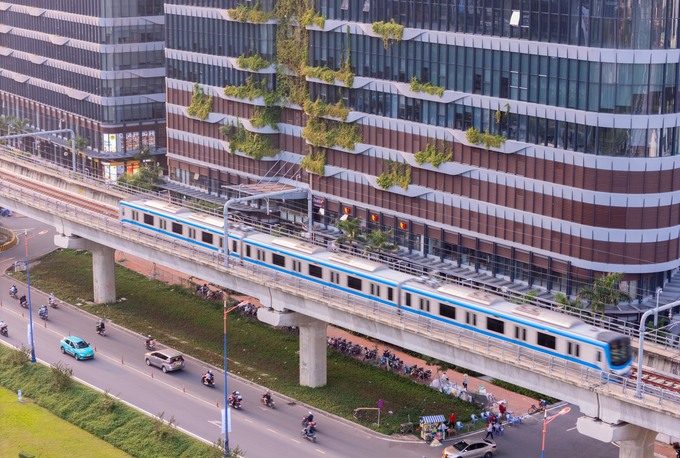 A train of HCMCs metro line No.1 moves on elevated tracks in 2024. Photo by Read/Quynh Tran