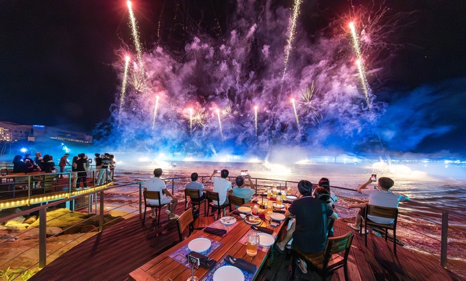 Sun Bavaria GastroPub overlooks the Symphony of the Sea performance area and will offer an international buffet of nearly 100 dishes. Photo courtes of Sun Group