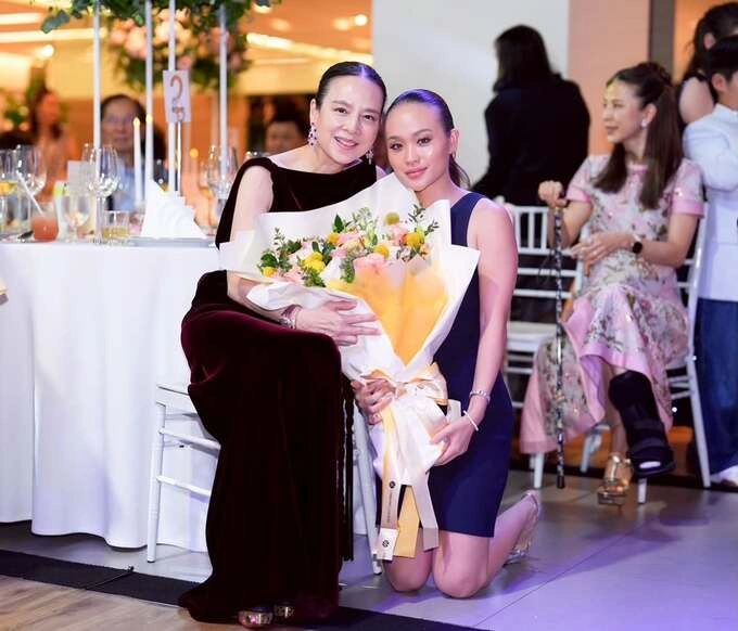 Prang gave flowers to celebrate her mother, Madam Pang's birthday in May. Photo: Instagram