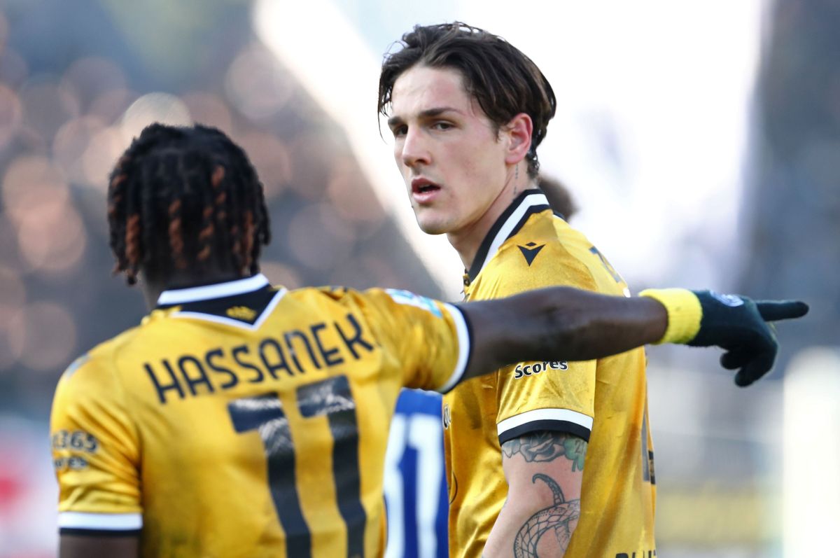 COMO, ITALY - JANUARY 03: Nicolo' Zaniolo of Udinese Calcio interacts with Hassane Kamara of Udinese Calcio during the Serie A match between Como 1907 and Udinese Calcio at Giuseppe Sinigaglia Stadium on January 03, 2026 in Como, Italy. (Photo by Marco Luzzani/Getty Images)