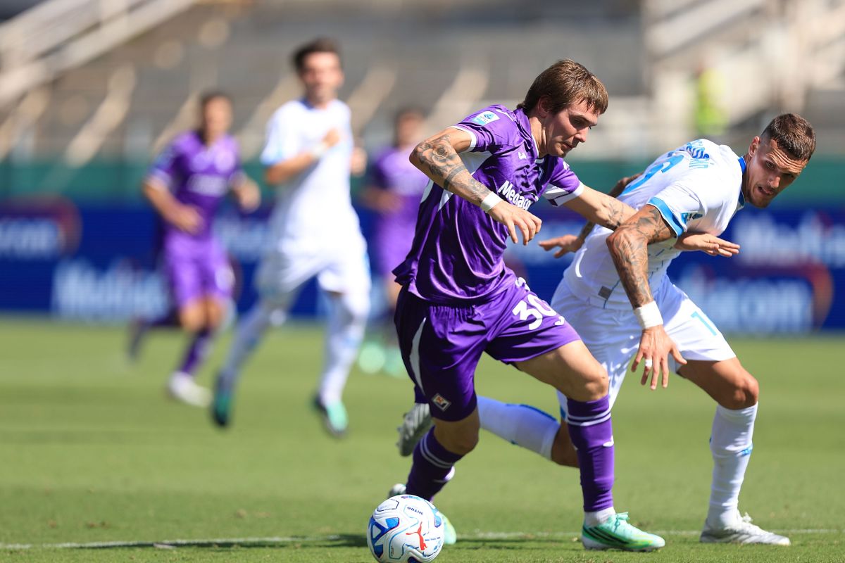 FLORENCE, ITALY - SEPTEMBER 20: Franco Mastantuono of ACF Fiorentina in action against Rafa Marin of SSC Napoli during the Serie A match between ACF Fiorentina and SSC Napoli at Stadio Artemio Franchi on September 20, 2026 in Florence, Italy. (Photo by Gabriele Maltinti/Getty Images)