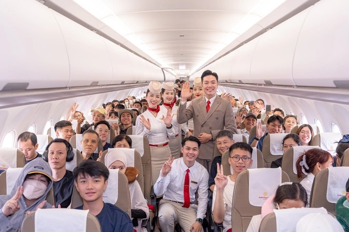 Cabin crew with passengers. Photo courtesy of SPA