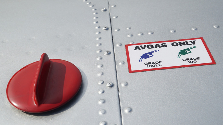 Aircraft closed fuel port with 