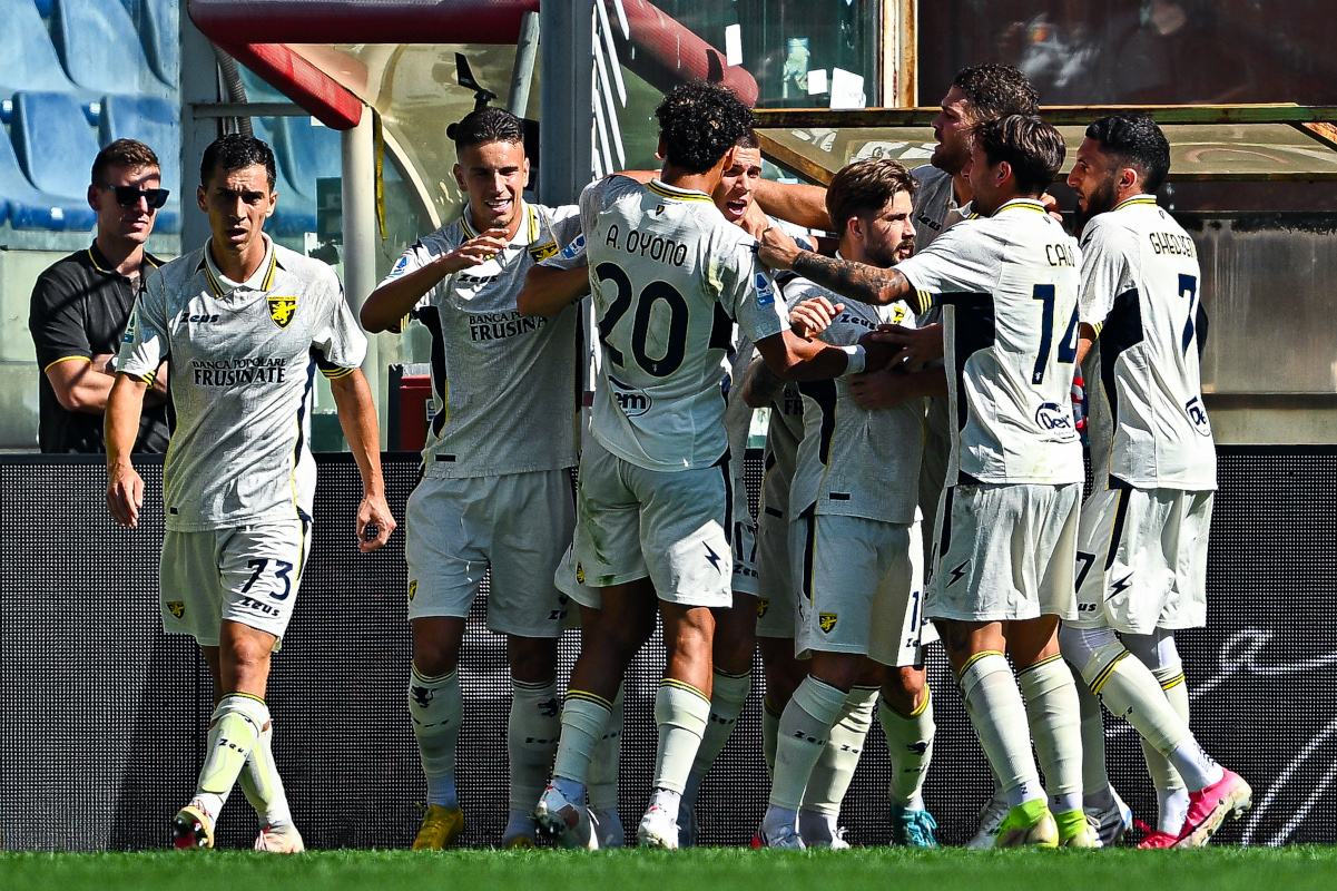 GENOA, ITALY - SEPTEMBER 12: Giorgi Kvernadze of Frosinone (centre) celebrates with his team-mates after scoring a goal during the Serie A match between Genoa CFC and Frosinone Calcio at Stadio Luigi Ferraris on September 12, 2026 in Genoa, Italy. (Photo by Simone Arveda/Getty Images)