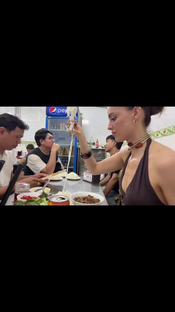 Miss World 2018 rode a motorbike taxi and ate pho on the sidewalk when arriving in Hanoi