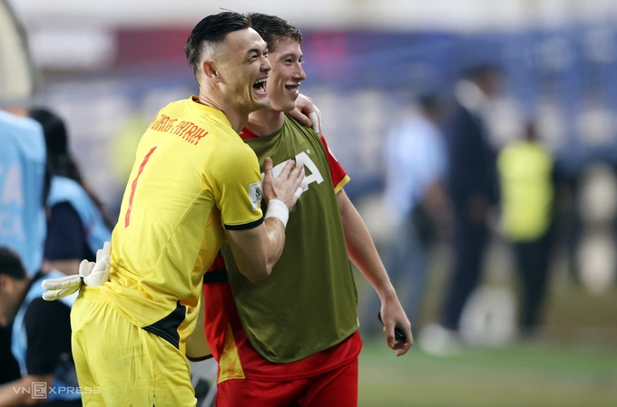 Goalkeeper Le Giang Patrik and striker Williams Minh Hoang celebrate after Vietnam defeated the Philippines 1-0 in the first round of Group B of FIFA ASEAN Cup 2026 First Class at Si Jalak Harupat Stadium, Bandung city, Indonesia on the evening of September 26, 2026. Photo: Duc Dong