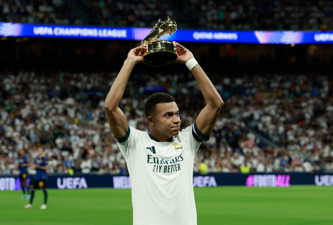Kylian Mbappé shows the fans his Champions League Golden Boot for the 2025-2026 season before Real Madrids 2-1 victory over Inter Milan at the Santiago Bernabeu in Madrid, Spain, on Sept. 8, 2026. Photo by Reuters