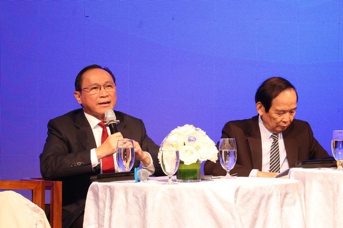 Associate Professor Bui Huu Hoang (L) speaks at OneLiver 2026. Photo courtesy of Roche Vietnam