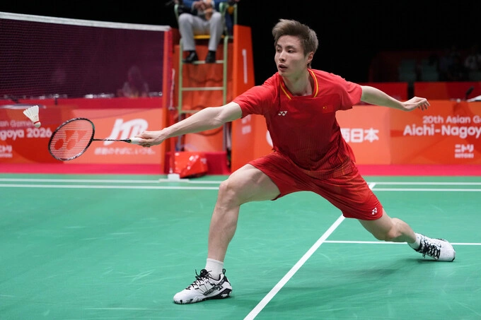 Shi Yuqi of China competes against Jonatan Christie of Indonesia in the mens team badminton final at the Asian Games in Ichinomiya, Japan, Sept. 24, 2026. Photo by AP