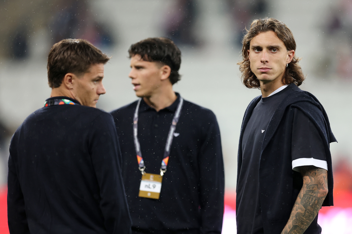 BURSA, TURKEY - SEPTEMBER 28: Riccardo Calafiori of Italy inspects the pitch before with teammates before the UEFA Nations League 2026/27 group phase match between Türkiye and Italy at Atatürk Spor Kompleksi Matli Stadyumu on September 28, 2026 in Bursa, Turkey. (Photo by Ahmad Mora/Getty Images)