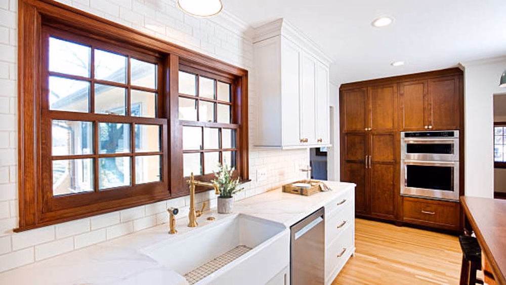 Pour a little white vinegar over the baking soda. When these two mix together, foam will form. This mixture can help loosen water stains and some stubborn dirt. Leave it for about 5 minutes. Then clean the sink by gently scrubbing it with a soft sponge. (Image source | iStock)