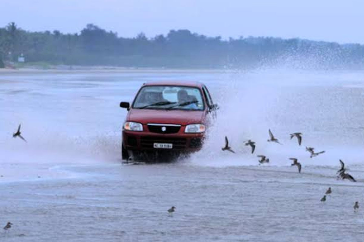 Durga Puja 2026: Plan a Seaside Long Drive at Kerala's Rare Drive-In Beach