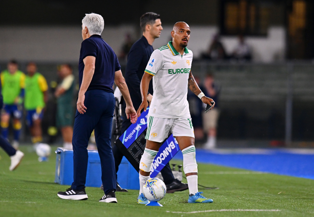 VERONA, ITALY - MAY 24: Gian Piero Gasperini, Head Coach of AS Roma, interacts with Donyell Malen after being substitued off during the Serie A match between Hellas Verona FC and AS Roma at Stadio Marcantonio Bentegodi on May 24, 2026 in Verona, Italy. (Photo by Alessandro Sabattini/Getty Images)
