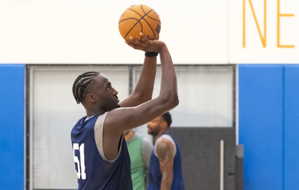 Mohamed Diawara shoots a jumper during Knicks practice on Sept. 30, 2026 in Tarrytown, N.Y.