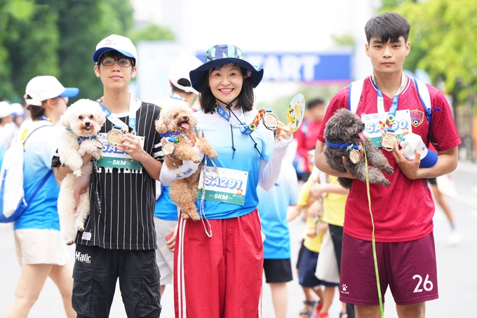 Families, corporate teams, and volunteers participate in the outdoor charity walk at Ocean City. Photo courtesy of CapitaLand Development
