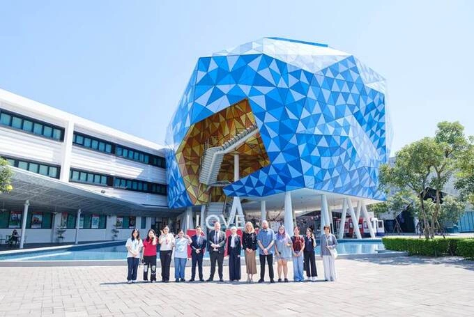 Representatives from Manchester Metropolitan University pose for a photo with students enrolled in the university’s program at BUV in 2026. Photo courtesy of BUV