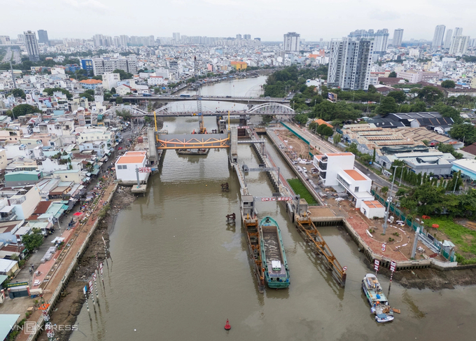 The Tan Thuan sluice gate, which has a 230-ton gate and a ship lock on the Te Canal in former districts 4 and 7, is about 95% complete. It is one of six sluice gates of the VND10-trillion  tidal-control project. Photo by Read/Quynh Tran
