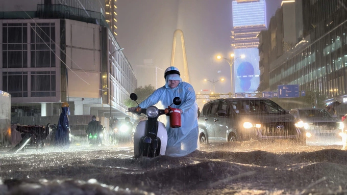 Floodwaters collect beneath Ba Son Bridge on the Thu Thiem side on the evening of Oct. 7, 2026. Read/Photo by Dinh Van