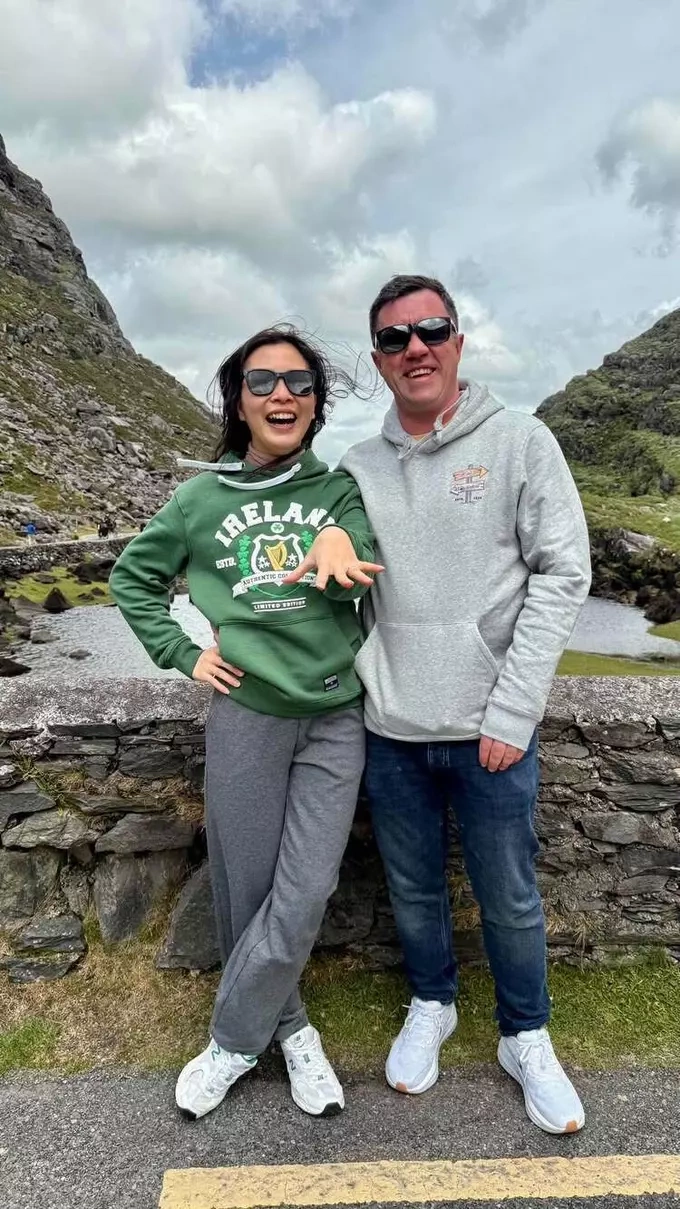Aylward proposed to Thao with a traditional Irish Claddagh ring in 2025. Photo from MsThaothaoVN