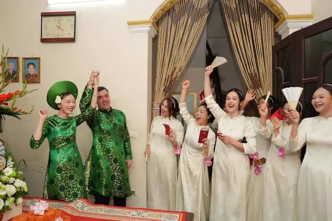Friends who had traveled from far away took on the roles of bridesmaids and groomsmen at Thao and Aylward’s wedding. The couple chose to wear Vietnamese ao dai that featured the traditional green of Ireland. Photo from MsThaothaoVN