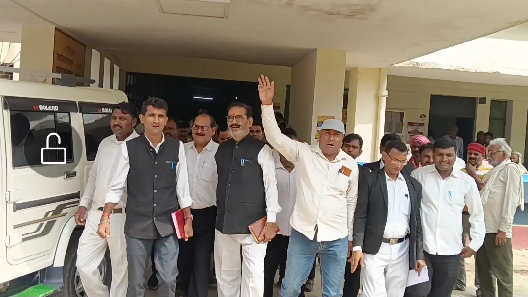 Chakravyuh protest by lawyers against bribery and corruption in Lalganj tehsil