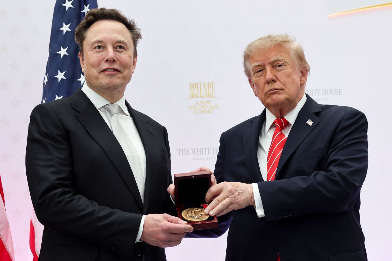 SPCX Stock Jumps Overnight: Trump Hails Musk As 'Modern-Day Thomas Edison' Days After POTUS Portfolio Bought SpaceX Bonds
