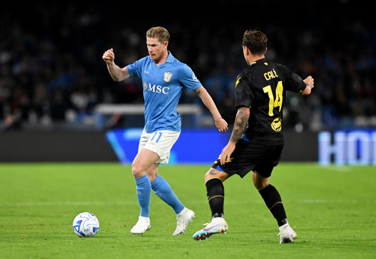 NAPLES, ITALY - OCTOBER 10: Kevin De Bruyne of SSC Napoli controls the ball whilst under pressure Giacomo Calo of Frosinone Calcio during the Serie A match between SSC Napoli and Frosinone Calcio at Stadio Diego Armando Maradona on October 10, 2026 in Naples, Italy. (Photo by Francesco Pecoraro/Getty Images)