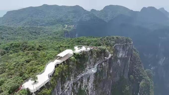 Tourists hold their breath to conquer the floating sky ladder in China