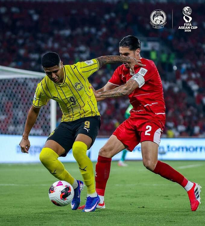 Malaysia's Bergson competes with Indonesia's Kevin Diks in round two of Group A of FIFA ASEAN Cup 2026, at Gelora Bung Karno Stadium, Jakarta, Indonesia on September 28, 2026. Photo: MalaysiaNT