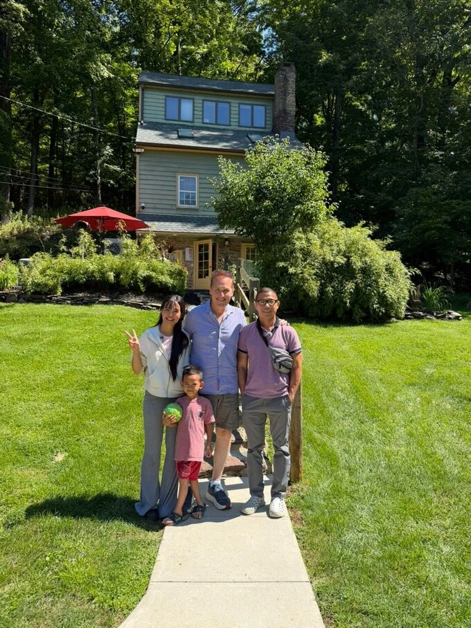 Luong and his wife, their son and a Vietnamese compatriot came to visit. Photo: Provided by the character