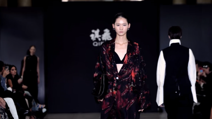 Leng walks the runway. Photo from Leng Minghuis Douyin account.